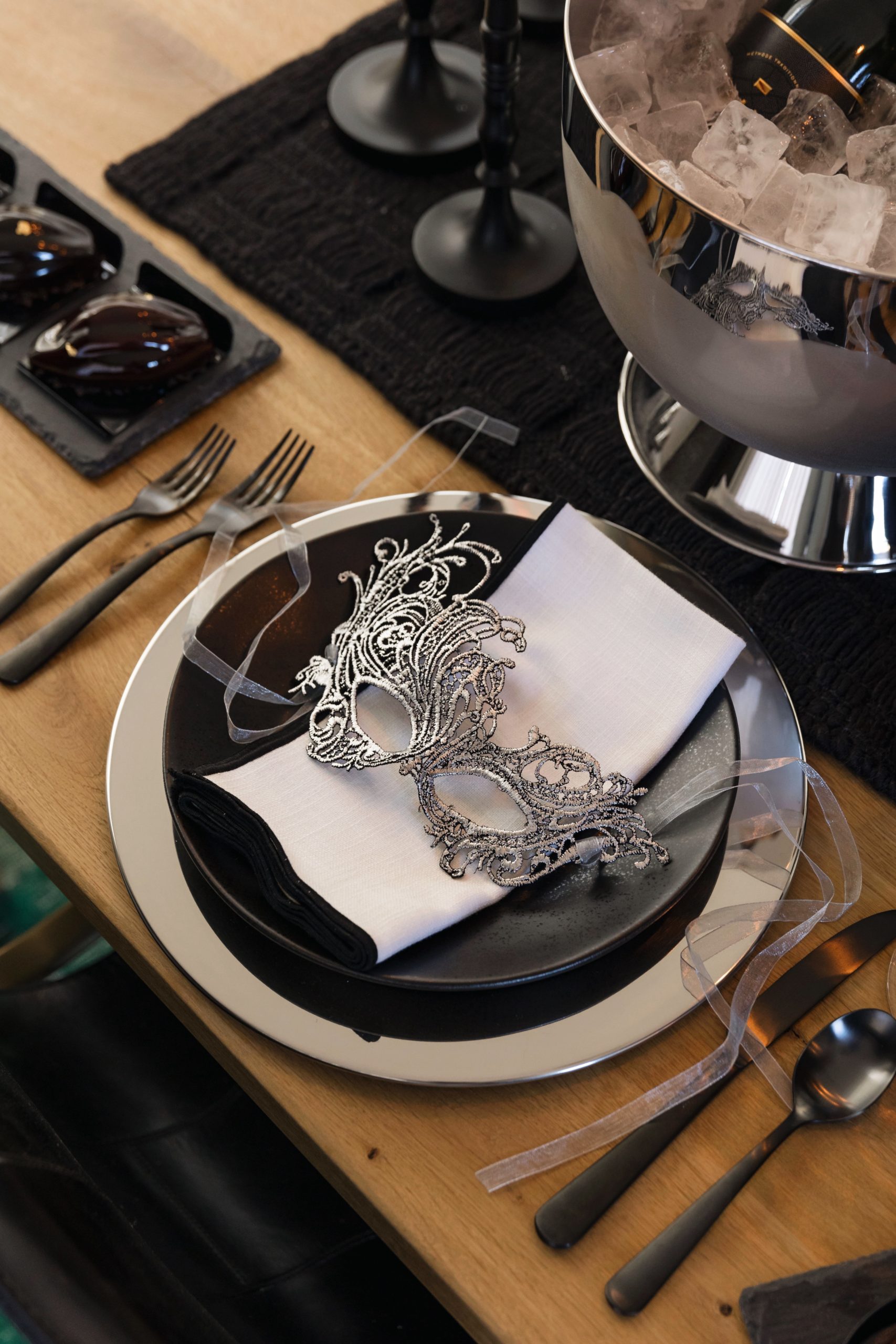 masquerade Halloween dinner party idea